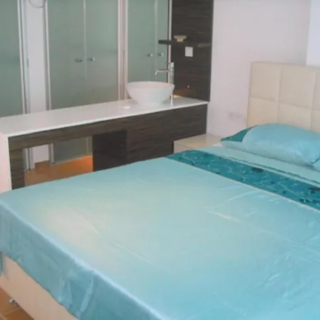 شقة Babylon Bliss Is A Unique 3 Bed 3 Bath Duplex Home With Its Own Private Pool *